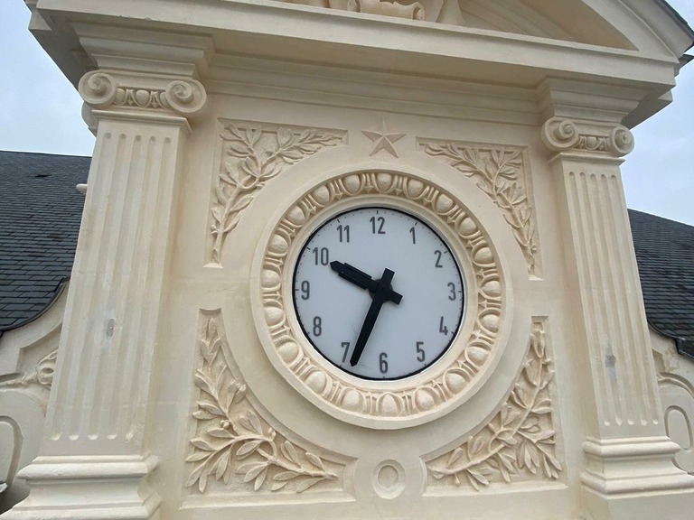 Façade en Pierre Taillée : Allure Prestigieuse à la Gare de Blois