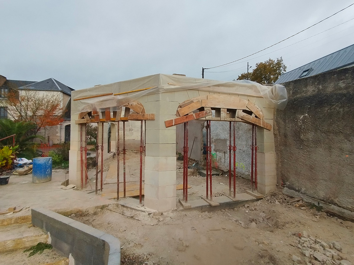 Élégance Raffinée : Garage et Pool House en Pierre Massif Prendre Forme - Tours Construction en pierre d'un garage et d'un pool house élégants