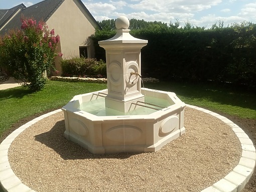 Fontaine de village type provençale