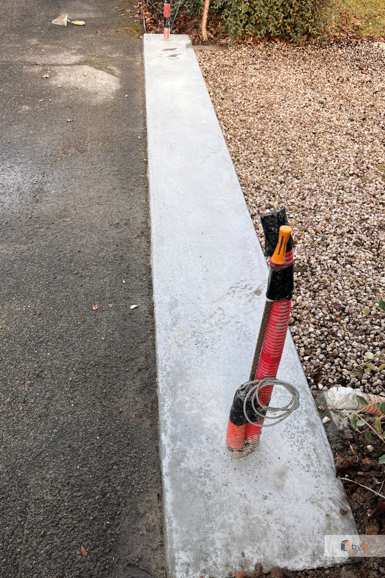 Maçonnerie extérieure : création d'un seuil en béton pour le remplacement d'un portail