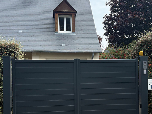 Maçonnerie extérieure : création d'un seuil en béton pour le remplacement d'un portail Maçonnerie extérieure : création d'un seuil en béton pour le remplacement d'un portail