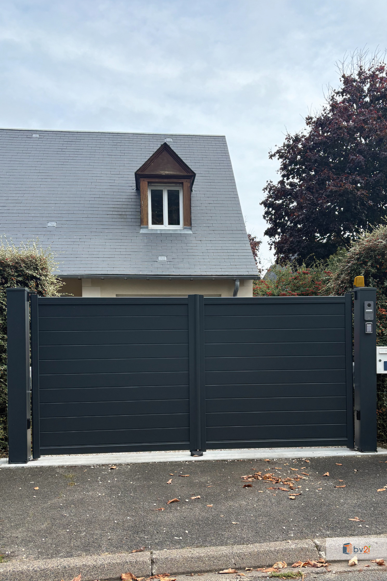 Maçonnerie extérieure : création d'un seuil en béton pour le remplacement d'un portail
