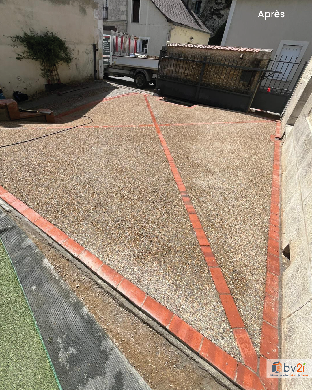 Aménagement d’allée : création d'une entrée en béton désactivé et briques