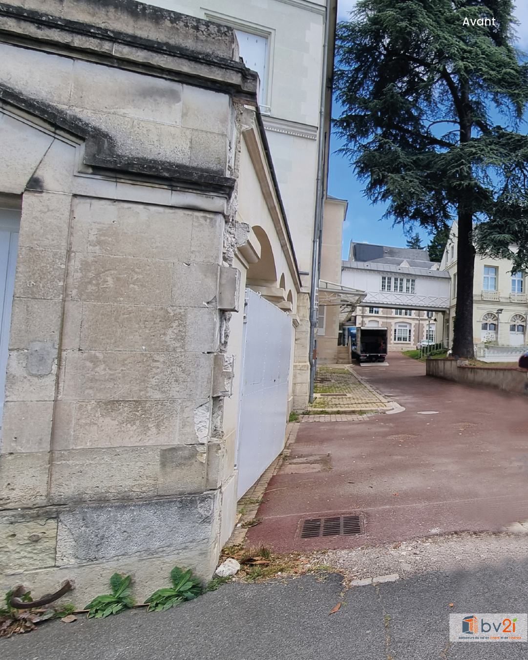 Restauration de patrimoine : reconstruction de pilier et seuil de portail
