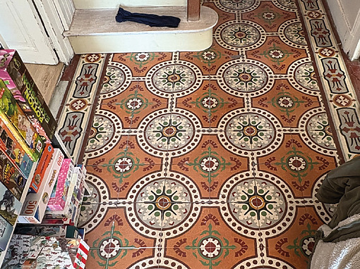 Restauration de patrimoine : rénovation partielle d’un sol en carreaux de ciment