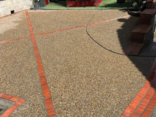 Aménagement d’allée : création d'une entrée en béton désactivé et briques Aménagement d’allée : création d'une entrée en béton désactivé et briques