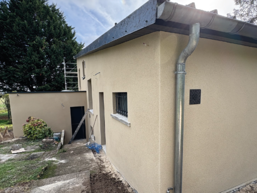 Ravalement de façade : réfection complète et finition grattée sur pignon Ravalement de façade : réfection complète et finition grattée sur pignon