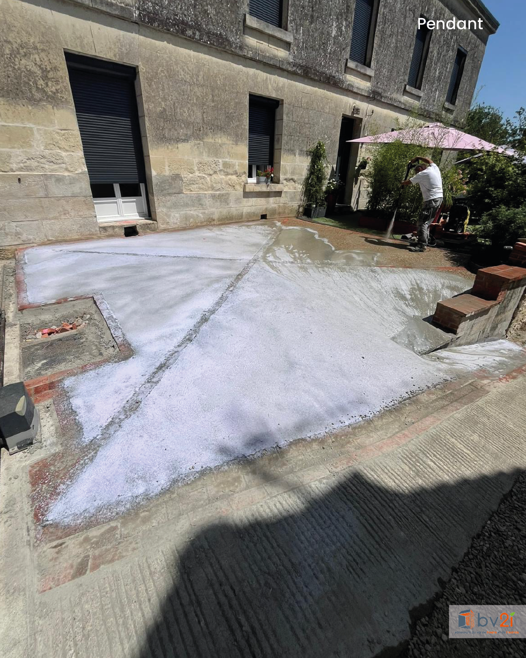 Aménagement d’allée : création d'une entrée en béton désactivé et briques